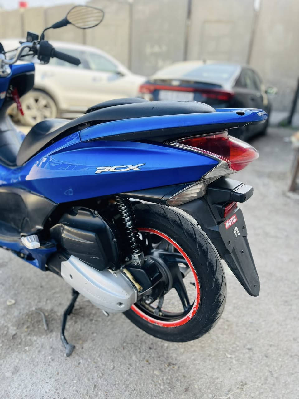 سلام عليكم
جيل الاول لون ازرق 💙
دراجه بلاديه كفر ومكينه 
حساس ازدحام 
حساس استاند كهربائي 
لايت عالي وناصي 
مرايات و عده بلاديه مال شركه 
اوراق كامله
دراجه حلوه كلش
سعر 1550 الف وبيها مجال بسيط 
مكاني بغداد البلديات
***********
