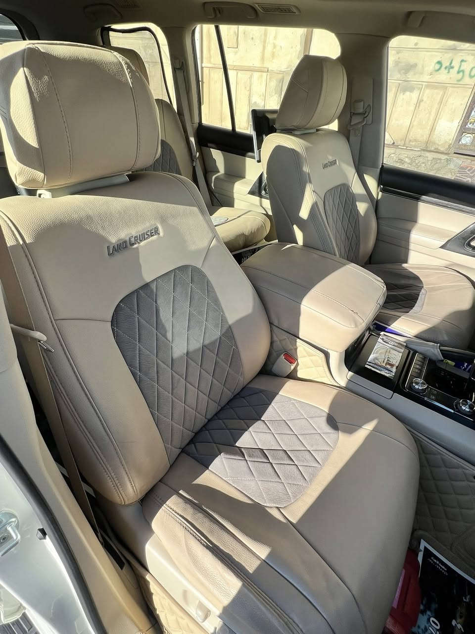 السلام عليكم
تيوتا لاندكروزر ٢٠٢٠ للبيع GXR ماشيه63 الف

فول مواصفات شركه SAS كشنات كهرباء تحكم ستيرن جهتين كيجات لكزز محرك سته سلندر مكفوله كفاله عامه من ضربه وصبغ ورصعه وبارد وتبديل من كلشي سياره جديده وغرفته نظيفه جداً سياره حلوه واحله من الصور  بعده ع وضع الشركه سعره 635 وبيه مجال حك جيه مكان الانبار الرمادي 

تواصل ***********
