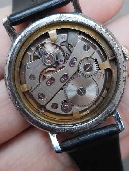 ساعتين تكويك للبيع شغالات سعر  ١٠٠ الف للحجز خاص او واتساب ***********.
