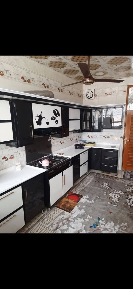 السلام عليكم بيت طابو زراعي سند 25 طابقين بناء جديد 150واجهه 7نزال 24يتكون 3غرف نوم وصاله ومطبخ وكلدور صحيات خارجيه وداخليه البيت كامل   الاتصال على هذا الرقم ***********
العنوان _ زوير الغربي قرب اسواق مارينا
