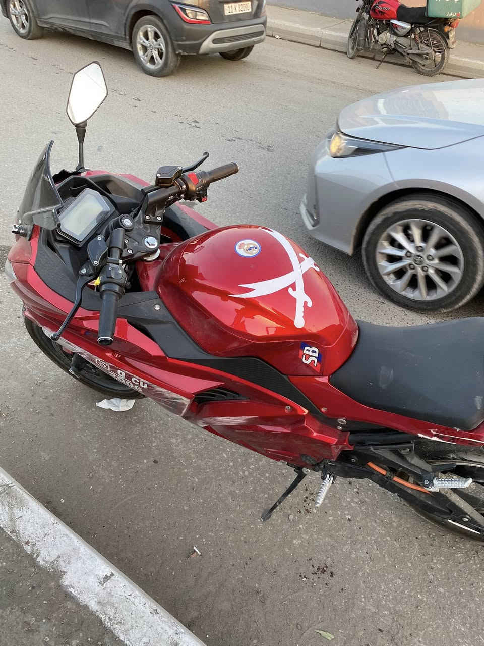 سلام عليكم بطحة شحن بطارية (ليثيوم ليثيوم ليثيوم) دبل بصمة تشغيل عن بعد استخدام شهر ونص ماشية قليل 40 امبير سرعة 120 وية الوزن 100 مثل متشوفون جامتها مكسورة و تك مراية و بيها شخوط بسيطة مثل ما موضحة لد نهاري زنون وياها خوذة بنفس اللون الدراجة مابيها اي شي ثاني و موديل 2025 مكاني بغداد جديدة قرب معجنات الدرويش ***********
