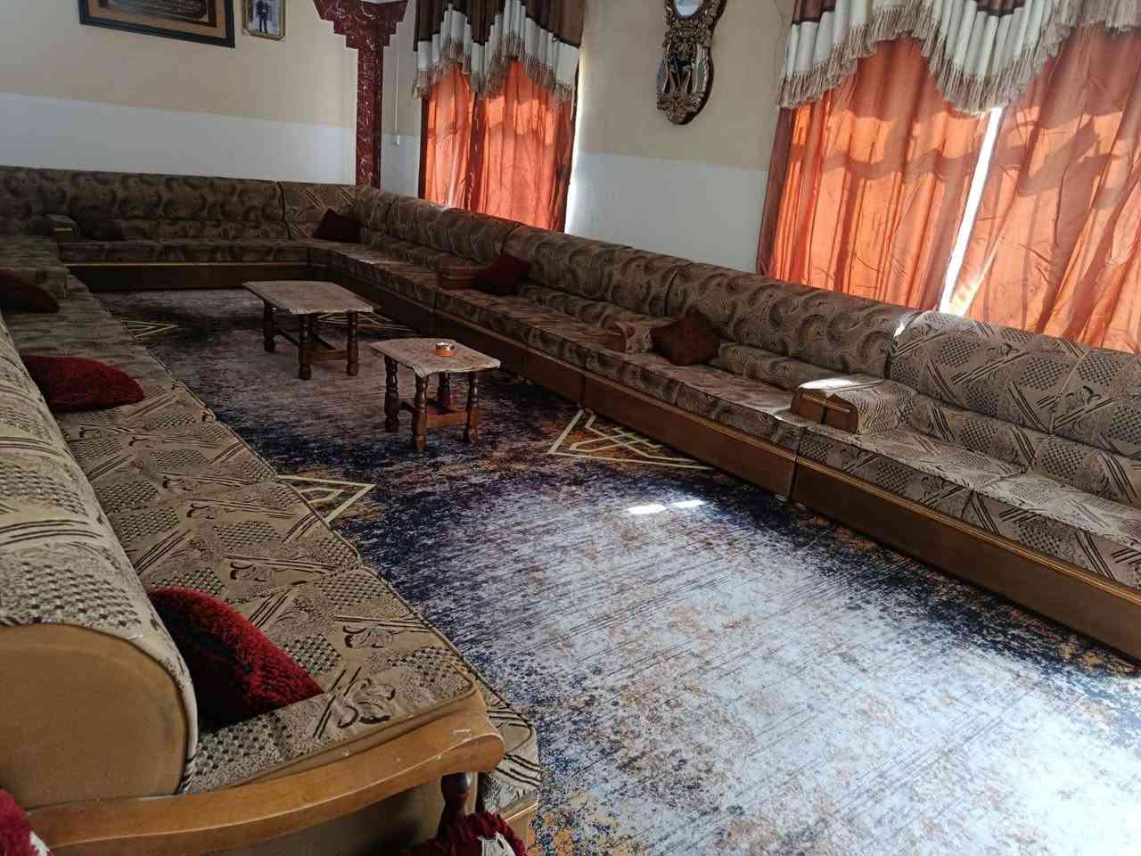ديوان طوله 17متر*25مقعد السعر 700
مكاني الهاشمية ***********
