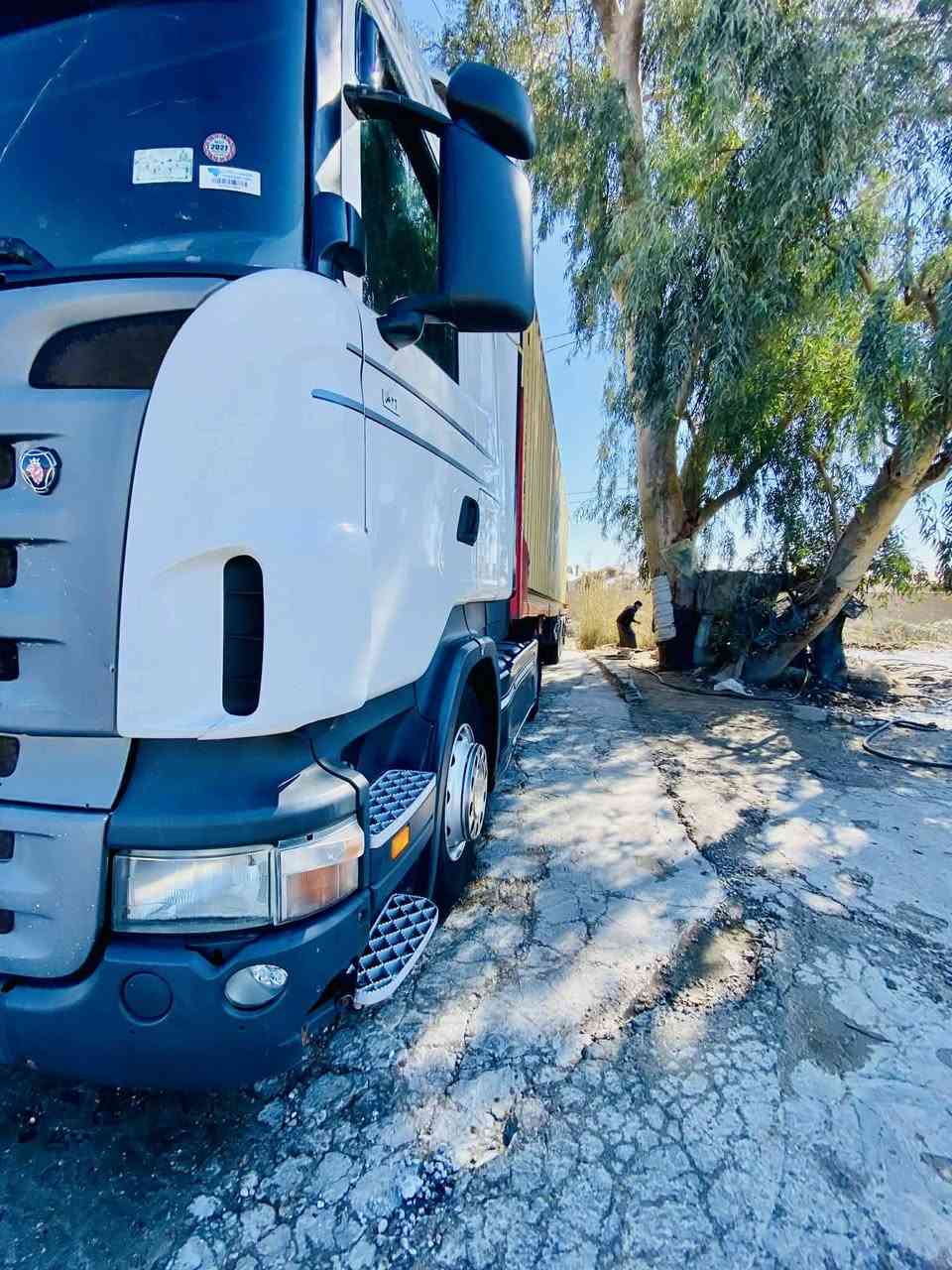 سلام عليكم سكانيه للبيع موديل 2010 سيارة بسمي مكينه 420 جديده قماره وكير مكفول تبريد شغال رتايدر ٥طكات شغال عربانه فول جنرال دسك جاهز ايبي اس كير 10:003X3 السعر 330 X *********** ***********
