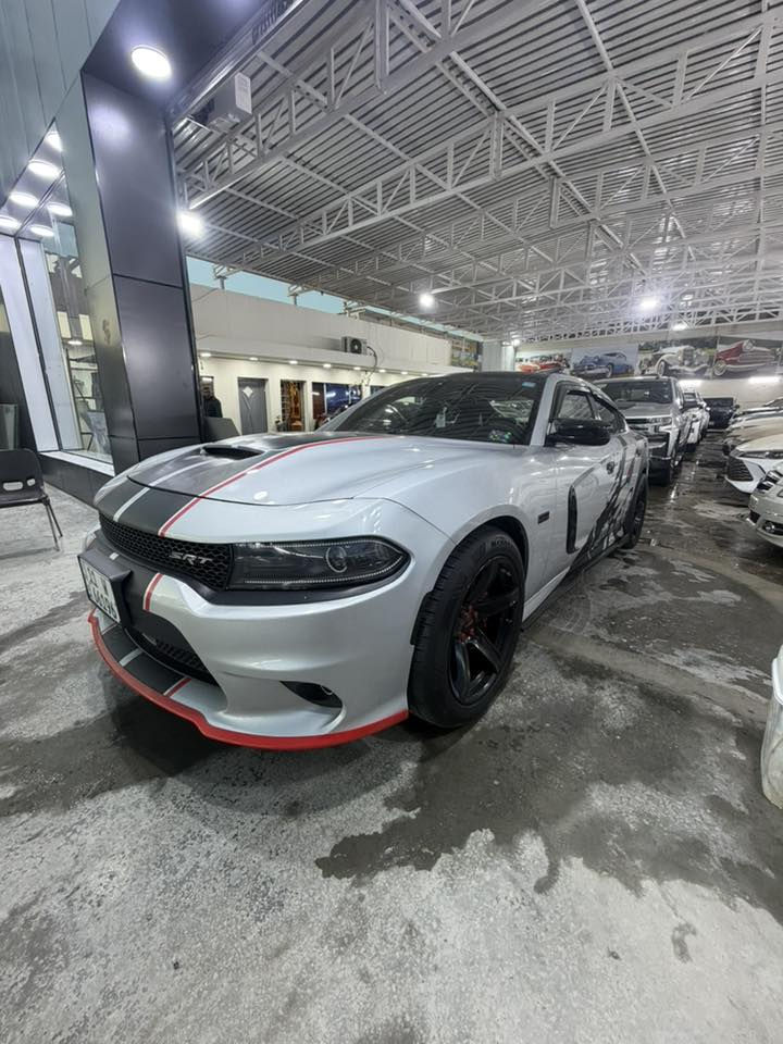 السلام عليكم قطعه حلوه وفول مواصفات اخوان للبيع فقط نقد
جارجر RT دايتونا اصل 5700 موديل 2019فول اعلى فئة بلدايتونا تجي سعره 215 ورقه 
رادار امامي + جوانب 
فتحه سقف 
حساس خلفي كأمره شاشه 
فجوج برمبو امامي خلفي 
اكسل قفل 
بدي SRT اصل 
كشنات كنتارة كهرباء صفحتين 
كشنات تبريد + تدفئة + خلفي تدفئة
ستيرن تدفئة
سوبر تراك باك 
تحديد مسار 
ستيرن كهرباء 
داخل كاربون فاير بلكامل 
لد امامي متحرك ١٠٠ لون وحركة
زارع اله عدسات اصلي 4K يعني لايت نهار 
عليه إضافات خارجية موضحه 
بصمة دخول ذكي تشغيل عن بعد 
مابيه أي عطل ولا سيرفس ولا كلشي 
كير محرك كفاله من الفتح وتبديل وصوت 
ويل نجمة خسفه مع تخم تاير 
سيارة جاهزه من ناحيه صدر امامي خلفي كهربائيات تبريد تدفئة كلشي بيه شغال وبلادي صوت بلادي وستوك محد لاعب بيه 
سيارة ماشالله كلش جديدة وقوية حيل 
رقم بغداد نكليزي بسمي شخصيا هزه وأرقام وملسق وسنوية إلى ٢٠٣١ يعني تجي تتكاتب مروري وبنفس اليوم أبصملك  مكانه بغداد أي استفسار 
***********
***********
سونار عدد ٢ + صور حادث + صور مواصفاته وكلشي موضح عندك حادثه أبواب ٢ صفحه اليمين + نص جاملغ خلفي دوسه نفسه معمره ومصبوغه مكان الحادث مابيه أي حادث غير حادثه الي موضح ايرباك برده فقط ماشيه 80 ميل رجائا اقره تفاصيل واتصل
