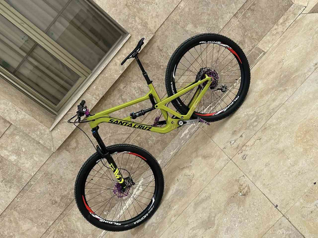 السلام عليكم
santa cruz high tower
الحجم 29 L
كاربون فايبر
سيت كروب GX sram 
بريكات xt دبل بستم
ويلات V6 صناعه برطانيه UK
دبلات FOX 🦊 
 بايدرات hope  صناعه uk
صينيه وذراع hope صناعه UK
اقراص بريك hope
للتواصل ***********
السعر 2500$ يعني 25 ورقه
