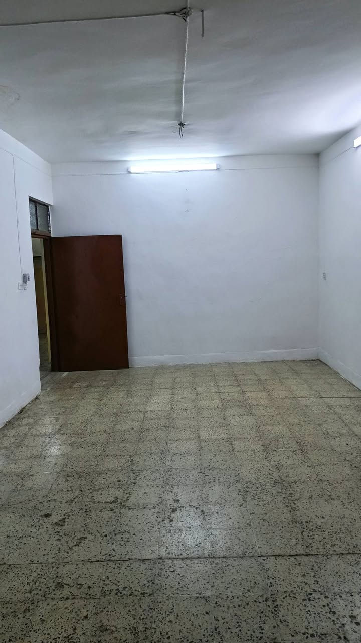دار للايجار حي الاعلام بالقرب من مدرسة السنابل مساحة الدار 200متر طابقين 4 غرف نوم هول2 حمام2 مطبخ استقبال الدار معزول فوكه شقه للاستفسار الاتصال على الرقم ***********
