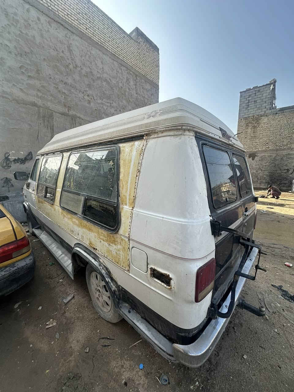 السلام عليكم ورحمة الله جمسي فان موديل 1993 سياحي رقم كربلاء حمل بلاديه كلها ماعدا المحرك والكير محور في في تي 3000 رياضي كير عادي والباقي كله بلادي غرفتها وكشناتها القلاب والكشن السرير وصاجياتها بدون اي نقص وينرادلها فقط تنظيف لانه متروكه وكهربائياتها كلها شغاله وتراي السياره حلو وإعادة النشر هذا بسبب اللي يواعد وميجي وايضاً بسبب انشغالي بالدوام عالعموم السعر 35 للاتصال *********** اخوان اذا شراي احطك بعيوني تعال كلبها واقتنع اما اذا موشراي فماداعي تواعد الناس ومتجي وحياكم الله
