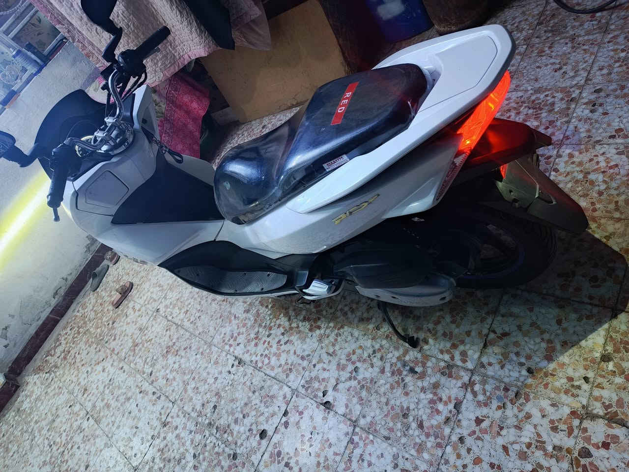 دراجه للبيع pcx ياباني اصلي الجيل الثاني موديل 2018 مكفوله وجاهزه من كلشي السعر مليون ونص وبيهه مجال ***********
