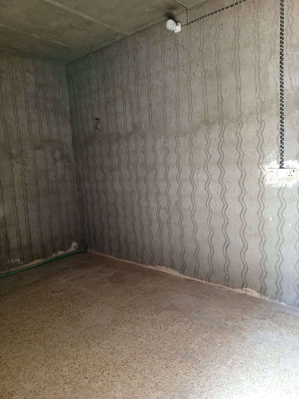 اللهم صلي على محمد وال محمد دار للبيع النجف الاشرف شارع المطار القديم غرب أسواق الأمير المساحه 100متر طابق ونص على شارع 10متر موقع مميز السعر بلاش بلاش 25مع المجال يحتوي على غرفه وصاله ومطبخ واستقبال وحمام داخل وخارج وغرفة نوم فوق كامله كاشي كل البيت نقص فقط سيراميك المطبخ فقط الجداري بناء بلوك طفيلي شرط اساس حجر مع رباط صب كونكريت والسقف عكاده مطبك السطح شقل جناي للاستفسار الاتصال او المراسله *********** نوع السند طابو زراعي 25 مشمول بل تمليك
