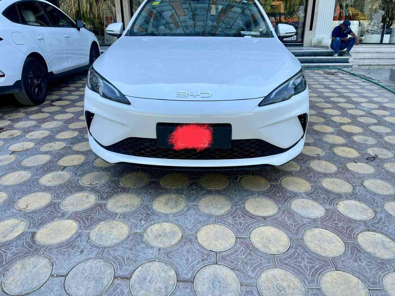 السلام عليكم BYD سير فايف زيرو ماشيه 400 كيلو بدون ارقام السياره مكفوله كفاله عامه السعر 2100 مليون وبيه مجال مكان السياره بغداد حي القادسيه ***********
