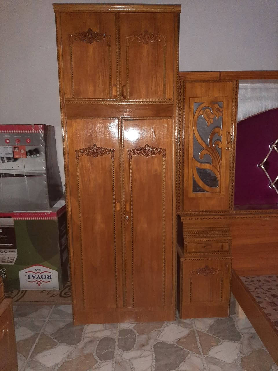 بسم الله الرحمن الرحيم
غرفة نوم استخدام قليل كلش جديده
السعر ٨٥٠
العزيزيه شارع السفينه
***********
