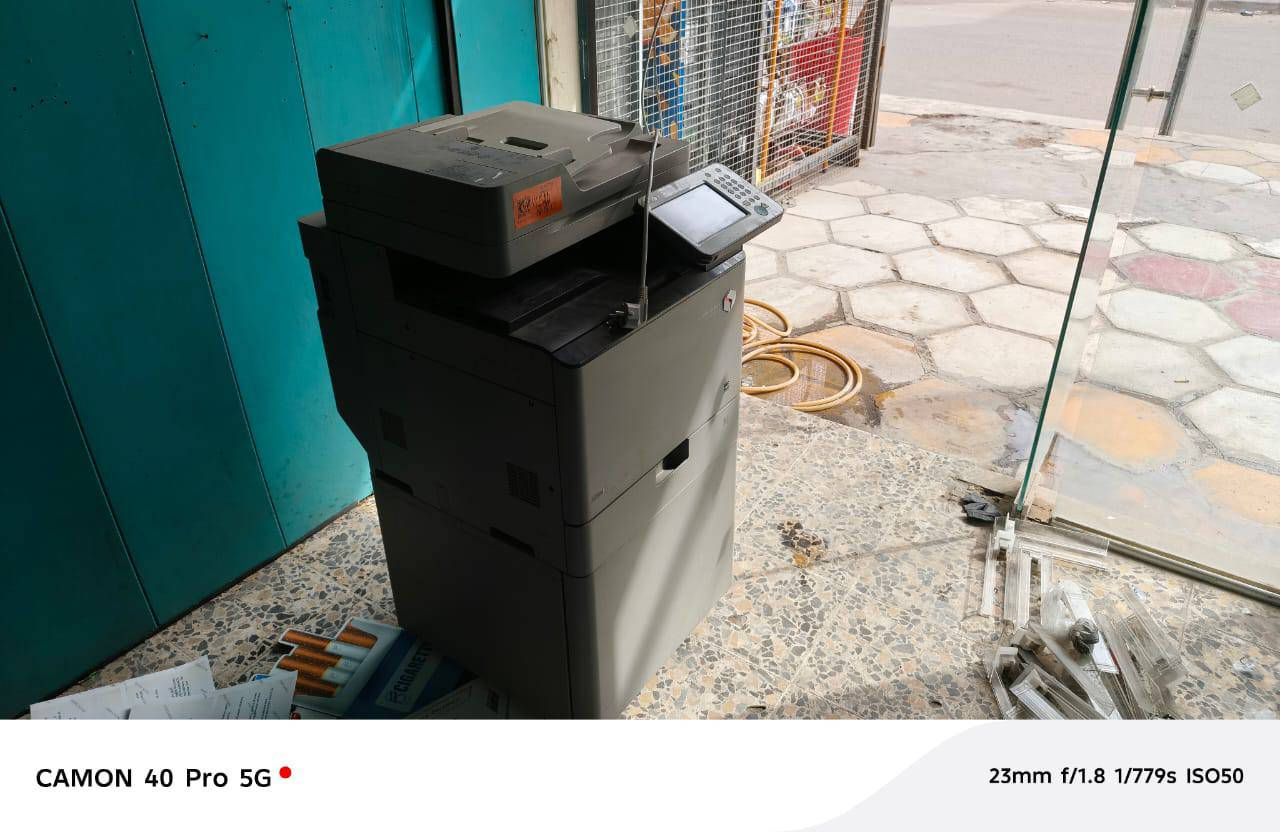 للبيع جهاز استنساخ تصفيه محل لعدم التفرغ له Canon c250i
مواصفات الجهاز 👇👇
جهاز استنساخ استخدام اوربي  
🎊 حبر باودر
🎊استنساخ طباعه// ملون وعادي//
🎊سكنر ارشفه
إليك أبرز المواصفات التقنية للجهاز:
1. الأداء والسرعة
سرعة الطباعة والنسخ: تصل إلى 25 صفحة في الدقيقة (ملون وأبيض وأسود) للقياس A4.  
وقت خروج أول نسخة: 8.4 ثانية (أبيض وأسود) و10.5 ثانية (ألوان).  
دقة الطباعة: تصل إلى 2400 \times 600 نقطة لكل بوصة (dpi).  
2. المواصفات الفنية (العتاد)
الشاشة: شاشة ملونة تعمل باللمس مقاس 7 بوصات (17.8 سم) قابلة للإمالة.  
المعالج: بسرعة 1.66 جيجاهرتز.  
الذاكرة (RAM): 2 جيجابايت.  
القرص الصلب (HDD): 160 جيجابايت (المساحة المتاحة للاستخدام 80 جيجابايت).  
3. التعامل مع الورق
سعة الورق القياسية: 650 ورقة (درج سعة 550 ورقة + درج يدوي سعة 100 ورقة).
السعة القصوى: يمكن زيادة السعة لتصل إلى 2,300 ورقة عبر إضافة أدراج إضافية.  
الطباعة على الوجهين (Duplex): متوفرة تلقائياً كخيار قياسي.  
وزن الورق المدعوم: من 60 إلى 220 جرام.  
4. المسح الضوئي (Scanning)
السرعة: تصل إلى 25 صورة في الدقيقة (أحادي وملون).
المميزات: إمكانية المسح الضوئي والإرسال المباشر إلى البريد الإلكتروني، المجلدات المشتركة، أو USB.
5. التوصيل والبرمجيات
المنافذ: USB 2.0، ووصلة شبكة Ethernet (1000Base-T).  
لغات الطباعة: تدعم UFRII وPCL5e/6 وAdobe PostScript 3.  
التوافق: متوافقة تماماً مع أنظمة Windows وMac، وتدعم الطباعة من الموبايل (عبر تطبيقات Canon).  مع. ميز. غير مستخدم    .


**إذا كنت صاحب هذا الإعلان وتريد حذفه لأي سبب، رجاءا أرسل رسالة إلى الدعم الفني**