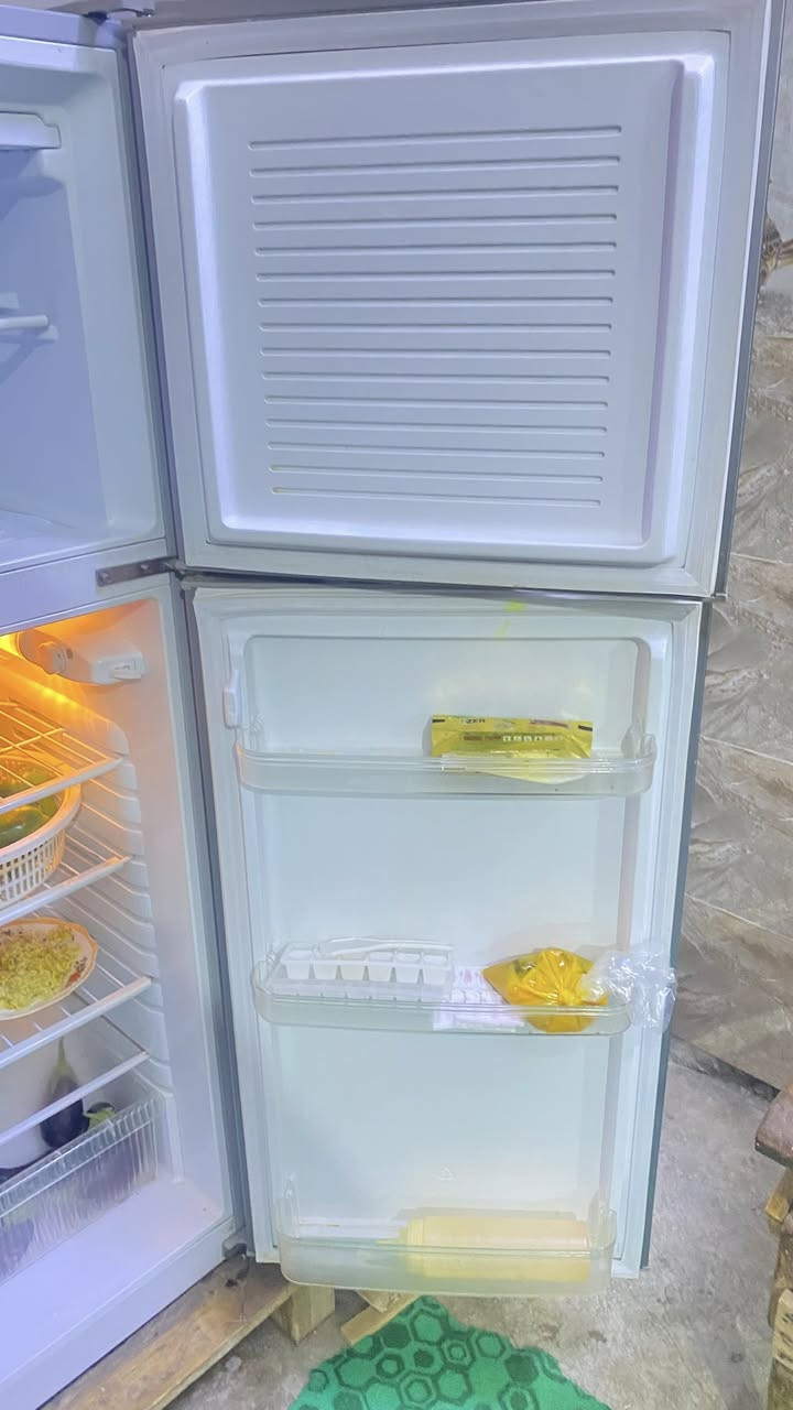 السلام عليكم شباب هاي. ثلاجه جديده الله شاهد صارلي فتره من خذتها واريد بيعها خذتها 450ورايدها 300مكاني كوت تصل ***********
