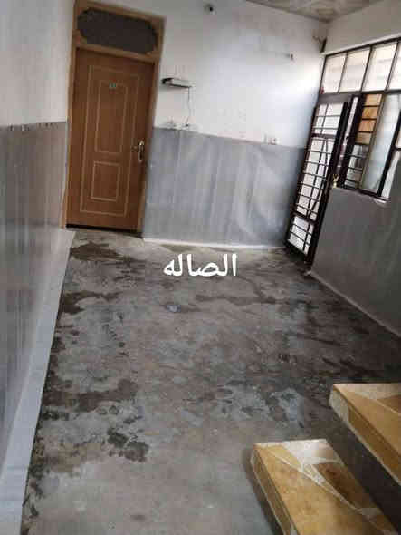 السلام عليكم 
بيت في البراكية شارع المطار السايدين شارع السبيس قرب الدلال ابو سرحان  شارع  بيت حوسة 100 متر طولي اساس صب والسقف صب بي غرفة نوم وصالة ومطبخ وتخاريج وطارمه بدون استقبال وبي غرفه فوك كبيرة سقفها سندوج البيت بدون كاشي وسيراميك بس نضيف وعالي عن الشارع  السعر 35 مليون بي مجال بسيط 
اقرار محكمه سند 25  
للاستفسار الاتصال ***********
