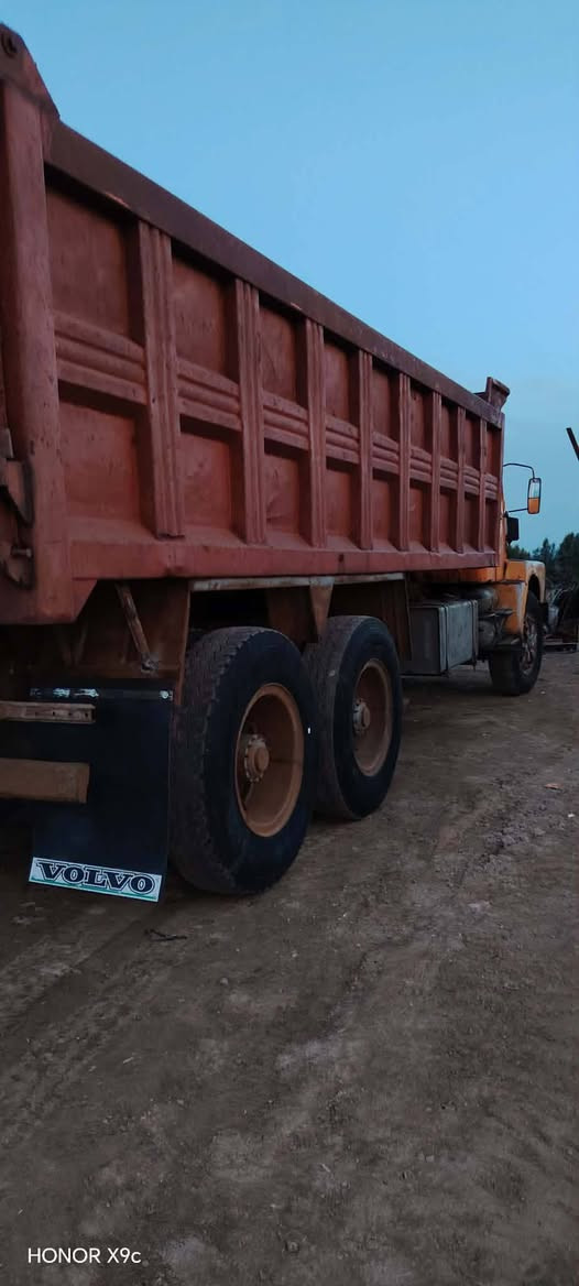 سلام عليكم لوري فالفو للبيع مديل ١٩٨٢ محرك خير من الله ان ١٠ تصال عل هاذه ***********
السعر 24 مليون وبيه مجال الشراي
