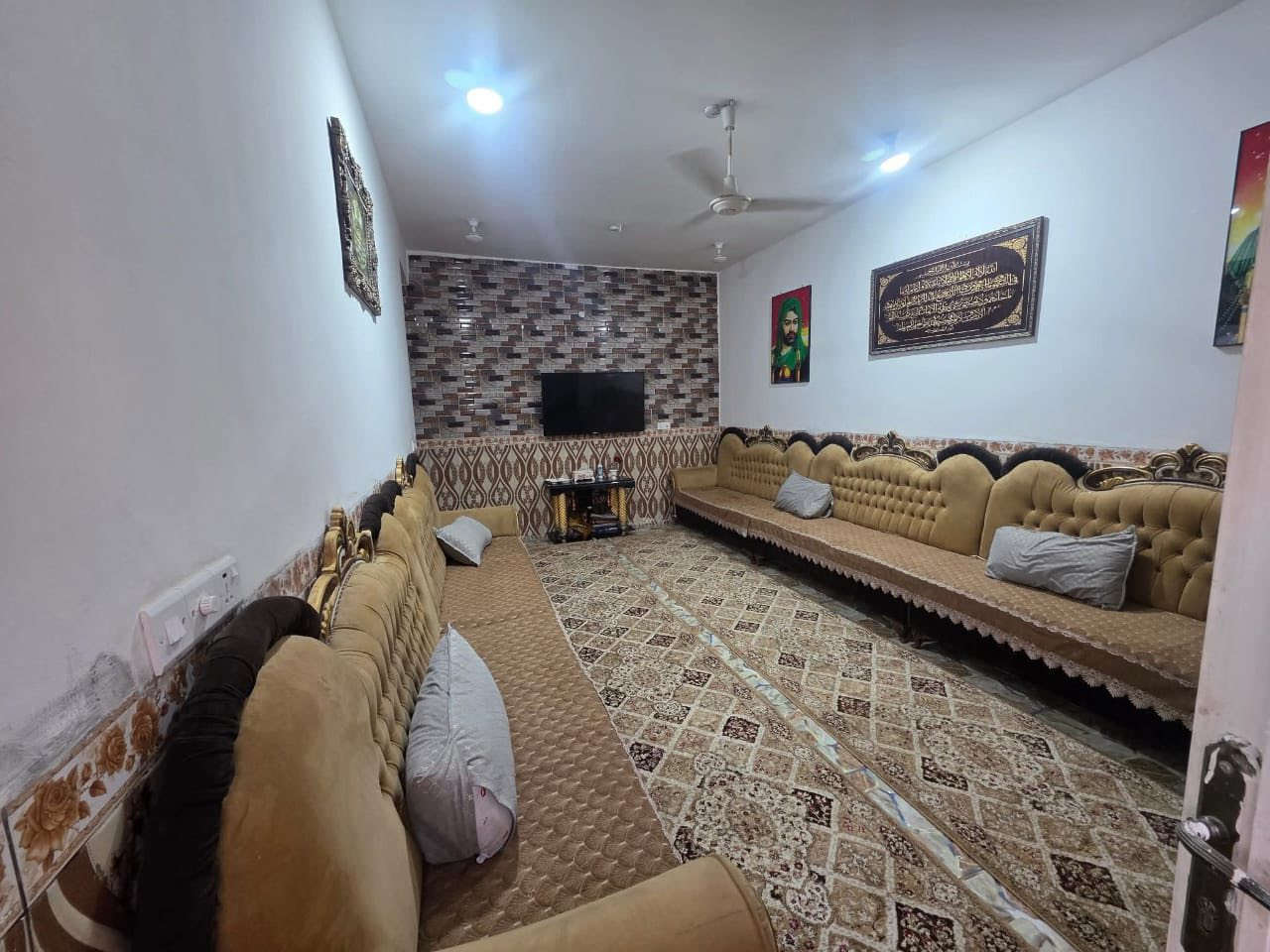 سلام عليكم
بيت لبيع حي الحكيم مقابيل بيت زرزور
يبعد عل شارع 150م
مساحه بيت 220وجه17ونص ونزال13م
طابو زراعي سند ماي كهرباء ومربوط مجاري
مكلف بنشر ‭0773 510 1219‬
بناء طابوك درجه اولى كونريت طابق واحد
