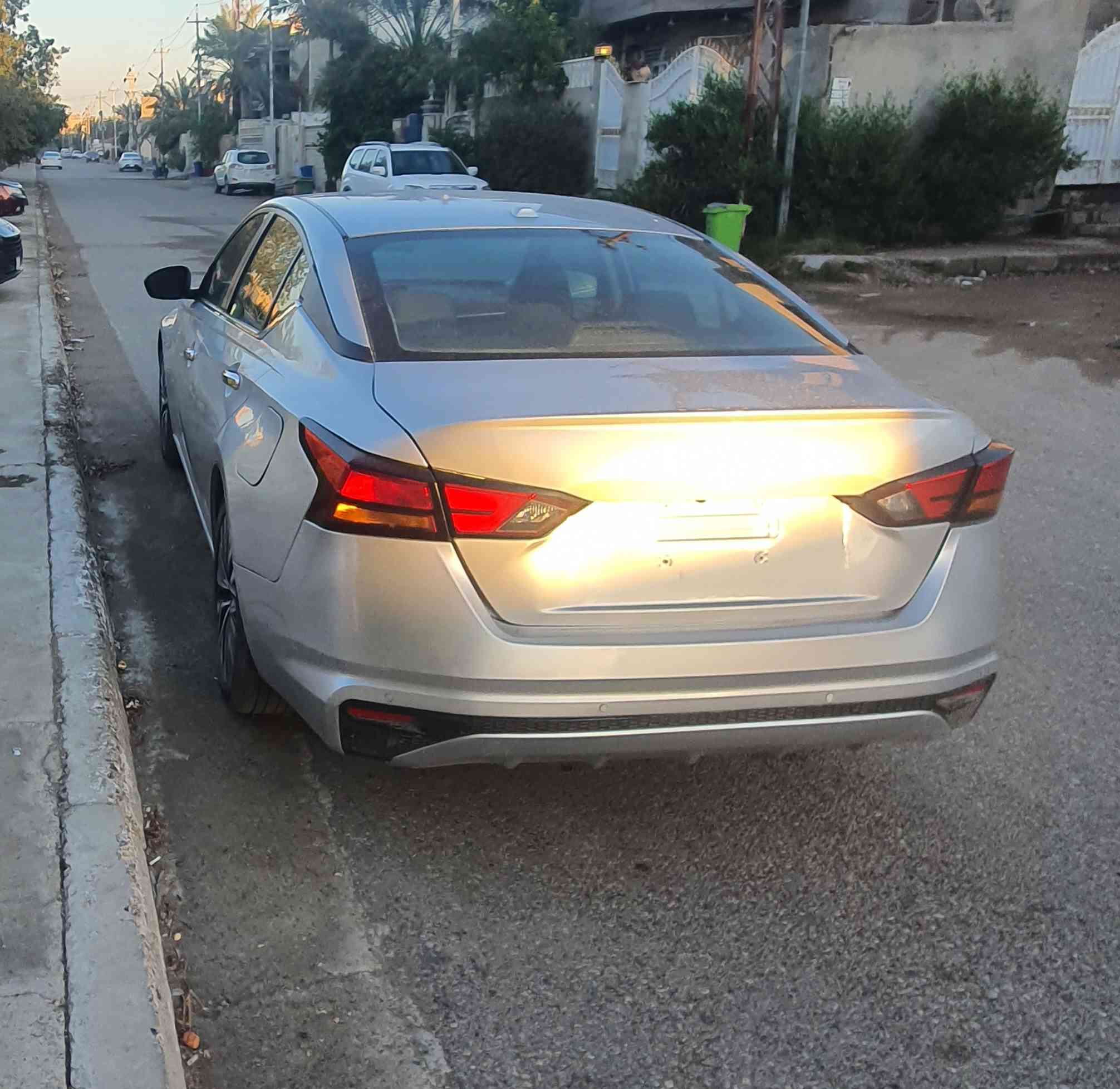 اللون سلفر  . فحص مؤقت
شاشه لمس 
كاميرا 
تشغيل عن بعد
تحكم استيرن
تثبيت سرعة
كشن كهرباء
ماشيه 26 
رادار 360 
بدون ايرباك 
تبريد ثلج 
ابواب بصمة
تو ويل 
بجم كبس .. ضرر خلفي 
رقم الشاصي 1N4BL4DV3RN314213
السعر 145 بي مجال 
مكان السيارة ديالى بعقوبة
واتساب ***********
