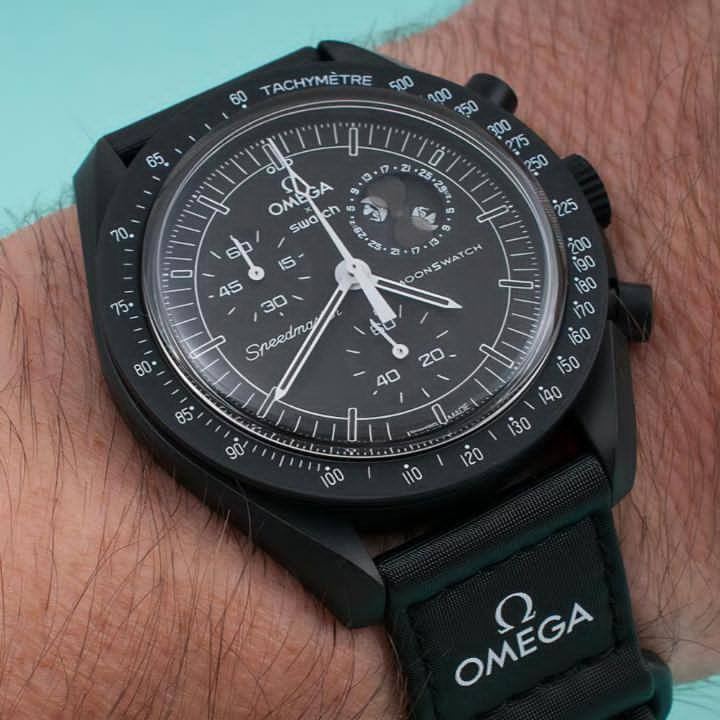 ساعة من ماركة اومكا Omega x Swatch MoonSwatch وارد اوربي 

تحفة فنية
تصميم مستوحى من سطح القمر والأرض
مكينة كوارتز ناعمة ستوبوج (جميع السناتر شغاله)
المينا رمادية محببة تعكس شكل التضاريس القمرية
فول لامينوس ارقام واميال
مؤشر مراحل الأرض شغال يظهر الأرض بألوان خاصة والمحيطات تتوهج تحت ضوء UV
مؤشر مراحل القمر شغال 
هيكل من مادة Bioceramic (خليط بين السيراميك والبلاستيك الحيوي)
 سير قماش VELCRO مختم
زجاج معدني مقبب ضد الخدش
مقاومة ماء وغبار 
السعر 30الف مع توصيل


**إذا كنت صاحب هذا الإعلان وتريد حذفه لأي سبب، رجاءا أرسل رسالة إلى الدعم الفني**