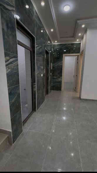 🏡 عروضنا مستمرة… ولكن هذا العرض قد لا يتكرر!
✨ دار للبيع في الرمادي – شارع 40 / خلف ماركت القيصر

🔹 المساحة: 250 م²
🔹 جنس العقار: طابو زراعي – تحويل مباشر
🔹 الشارع: 8 متر / تبليط
🔹 الدار مشيّد من طابقين – بناء حديث صفر غير مسكون

---

🏠 تفاصيل الطابق الأول:

غرف نوم عدد 2

صالة أنيقة

استقبال واسع

مطبخ حار وبارد

مناور

مجموعة صحيات داخلية وخارجية

كراج واسع

حديقة أنيقة

🏠 تفاصيل الطابق الثاني:

غرف نوم عدد 2

صالة واسعة

مجموعة صحيات

---

⭐ مواصفات ومميزات الدار:

نوع البناء: حجر.

نظام غاز خارجي.

نظام بوستر ماء.

نظام جزامة خارجية.

نظام كاميرات مراقبة.

نظام سبالت.

نظام ستالايت.

شبابيك دبل جام عازلة للأصوات والرياح والأتربة.

منطقة سكنية راقية وهادئة.

أغلب سكان الحي من الموظفين والمدراء العامين.

اضافتاً إلى ذلك جميع المدارس قريبة من ابتدائية و متوسطة و إعدادية ( بنين و بنات ).

💰 السعر: 190 مليون – قابل للتفاوض.

ـــــــــــــــــــــــــــــــــــــــــــــــــــــــ.

📍 للمزيد من التفاصيل يمكنكم زيارة مكتبنا:

مكتب شمس الرافدين للعقار    – الرمادي / شارع 40 – قرب مرطبات دريم لاند.

📞 أرقام التواصل (واتساب متاح):

*********** ✅ عبدالغني الفراجي.

*********** ✅ عبدالغني الفراجي.

*********** (كــورك) ✅

⏰ متواجدون في المكتب على مدار أيام الأسبوع.

من الساعة 3 عصراً حتى الساعة 9 مساءً.

نرحب بكم دائماً لزيارتنا والاستفسار عن أي عقار يناسبكم.
