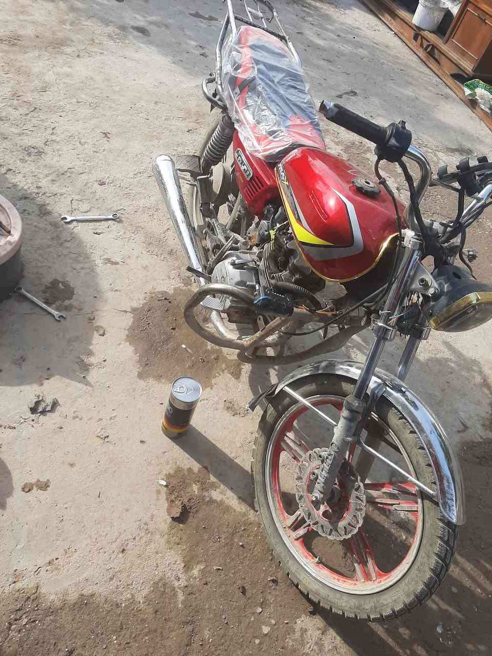 سلام عليكم دراجه سونك مديل ٢٣
اوراق اصولي كمرك مدفوع اتروح بس اتقدم على لوحات 
بيه نقص دشبول وشخاطه سلف فقط كهربائيات كلها شغاله 
المكينه خير من الله ونضافت الدراجه هم مثل ما اموضح بلصور ايرادلها خسله فقط السعر ٥٠٠ وبيها مجال للشراي يتصل  
***********
