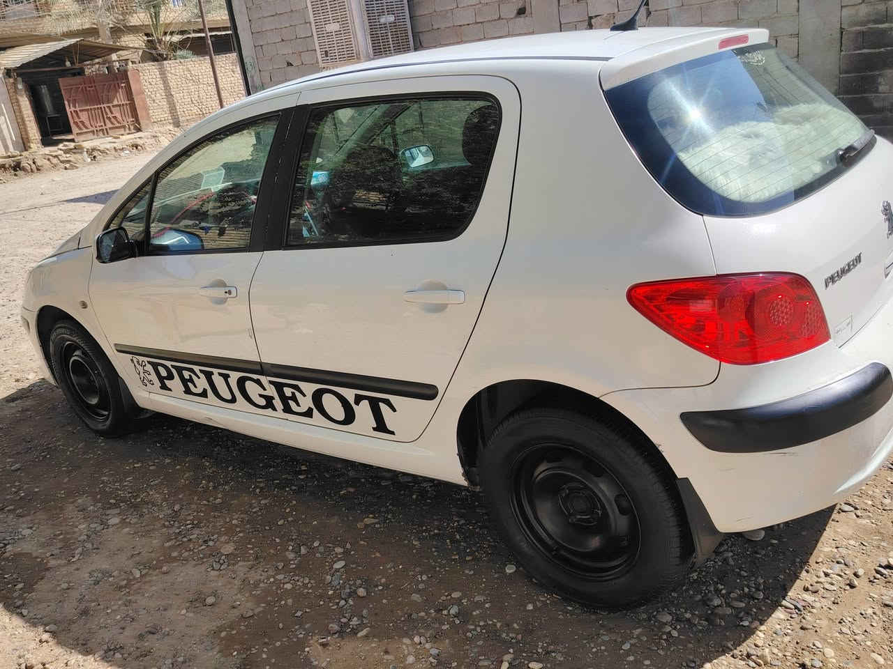 بيجو 307 موديل 2006 كير و محرك 1600 كير ومكينه وكهربائيات وصدر ١٠٠٪ مكفوله السياره  ترايك للبصره عدا السنتر مالها يشتغل بس ميقفل  تبريد ثلاجه شغاله ثلج رقم انبار انكليزي باسمي هزه و سنويه جديده  مسوي ادامه كامله زيت المحرك والكير مكان بغداد الحسينيه رقم صاحب السياره  ***********
