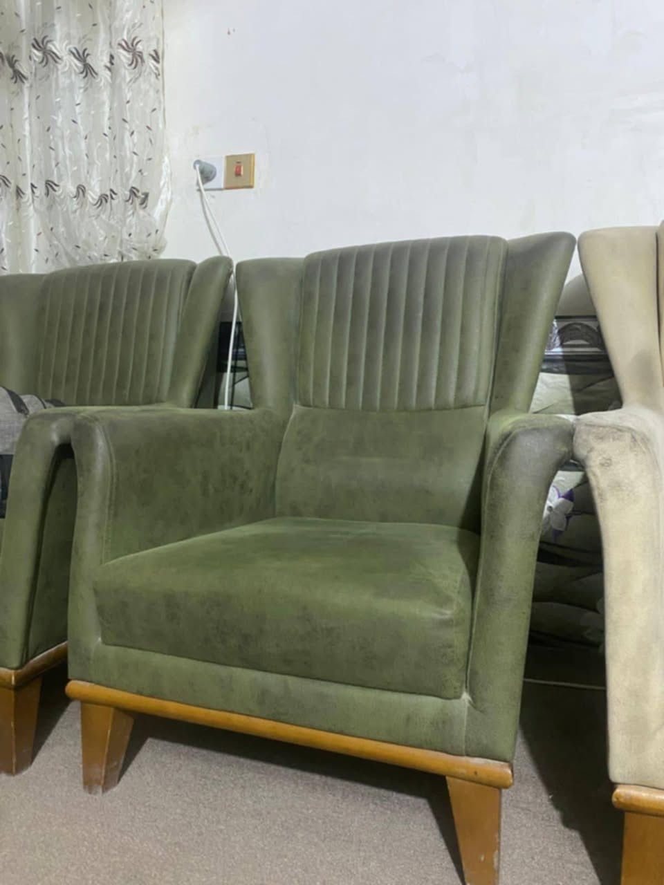 كراسي خشب مودرن الأصلي مستعملات
الخشب والاسفنج الأصلي 
يحتاجون دوشمة 
سعر 50 

***********
