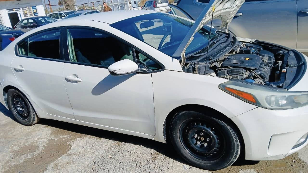 سلام عليكم لبيع او مراوس كيا فورتي 2018 لون ابيض رقم بغداد باسمنه وارد امريكي (( بيه جاملغ مبدل جهت اليمنه وربع الباب صبغ و نص البنيد صبغ )) مكينه 2000 دوش مكينه كير حداديه تبريد خير من الله وأجاهزه من جميع النواحي وسياره تحتوي عله ملاحظات بسيطه كشخوط بسيطه لأن سياره جانت عند مره وشويه مشخطتها  وجاهزه من جميع النواحي  
مكان بابل المسيب 
للاستفسار ‭0771 443 4246
