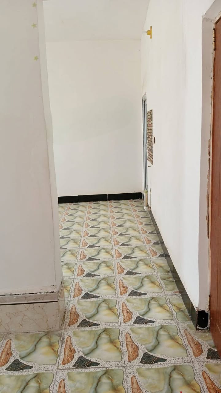 مساحة البيت ٢٣٠ متر بيع مستعجل ورخيص 
السلام عليكم اللهم صل على محمد وال محمد بيت للبيع طابو زراغي سند ٢٥وبسبب الوعود الكاذبة نزلنا سعر البيت مكان الحمزة الغربي حي بابل خدمات فول خط ذهبي قريب على شارع تبليط الحلة الجديد بناء جديد طابقين ٤ غرف نوم واستقبال ومطبخ وصحيات بيت كامل من داخل نقص لبخ خارجي سعر ٦٥ مليون سعر ٦٥ مليون جيران ذهب منطقة روعة ومكان هدوء وبلعافية للشراي رقم صاحب دار ***********وبلخدمة أهلا وسهلا تعالو وشوفو البيت مع حديقة جميلة مزروعة تين وزيتون مع شجرة  نبك تفاحي ونخل شكر وعنب تحياتي لكم
