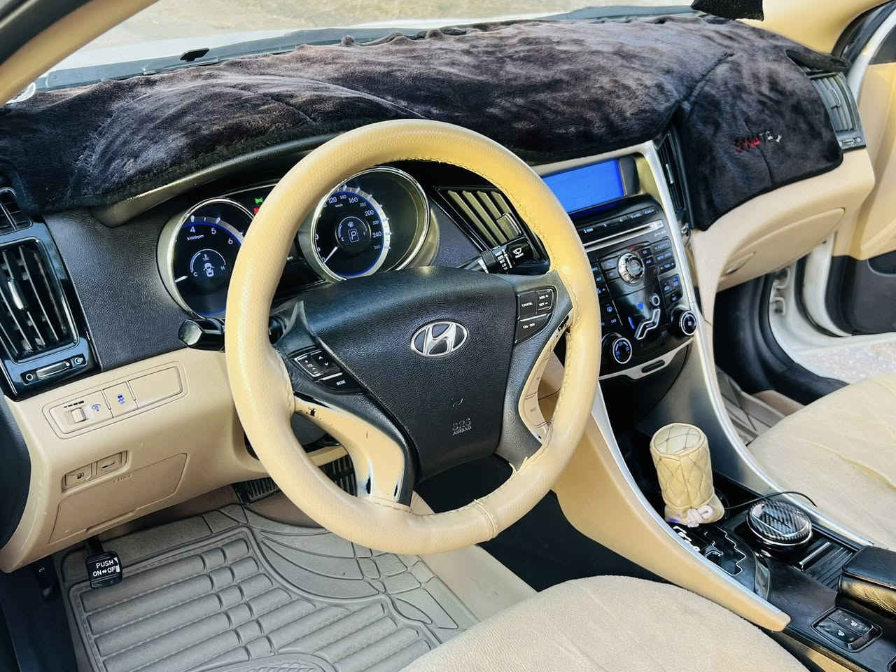 سلام عليكم
سوناتا  2011 خليجي فوول VIP 
فول مواصفات للاخير اعلى فئة 1/1
مكفولة من صبغ 
سقف بانوراما 
بصمه تشغيل 
بصمه ابواب وصندوق 
كشنات كهرباء 

لد امامي وخلفي 
مكينة 2400 دوش 
تبريد قطعتين 
وباقي المواصفات المعروفه 
سيارة جديده جدا
. 
للاستفسار 
***********
