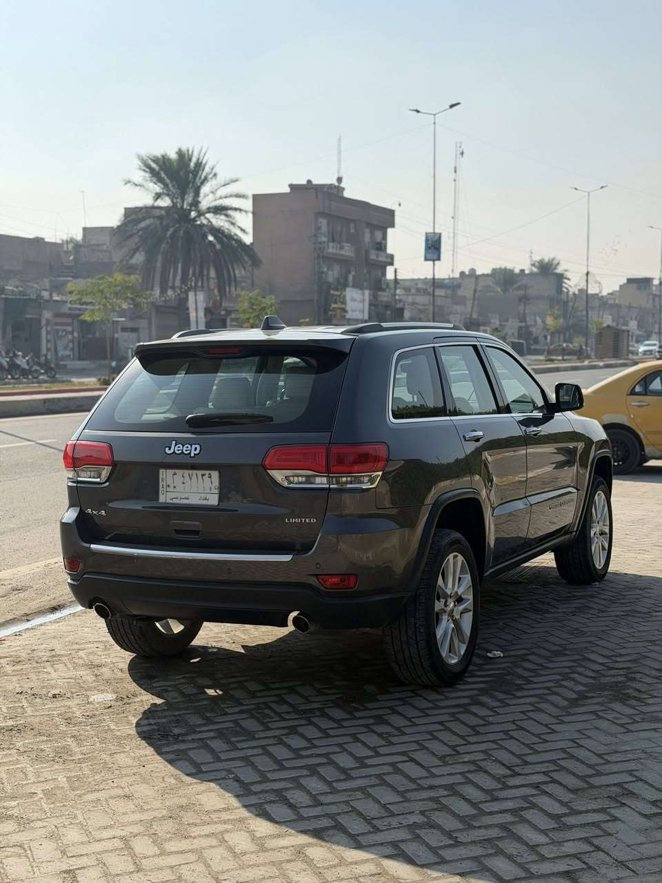 #السلام_عليكم
#_للبيع_فقط👇🚘 

_________________________ 
-جيب لاريدو ليمتيدد بلس jeep  خليجي
(2017)
الممشى:- 60 الف 
- مكينه  3600 سته سلندر
- السعر 247 وبي مجال بسيط
المواصفات :- 
*مري شفط قلاب
*جكات
*بانوراما
* بصمه تشغيل + بصمه ابواب 
* تشغيل عن بعد 
* شاشه  حجم الكبير + كامرا 
 *صندوك كهرباء
*ذاكره تخزين مقاعد
*ستيرن كهرباء
*مقاعد كهرباء
* تدفئه تبريد مقاعد اماميه
*تدفئه مقاعد خلفيه
* رادار امامي + خلفي + جانبي 
* 5 وضعيات قياده 
* منضومه ليد
*  شفتات ستيرن
_________________________       
- مكان السياره بغداد   
سياره بيها بارد بسيط بلباب عكس السائق الخلفي فقط الباقي كله كفاله
- للاستفسار 
‏-‭0787877 8177
