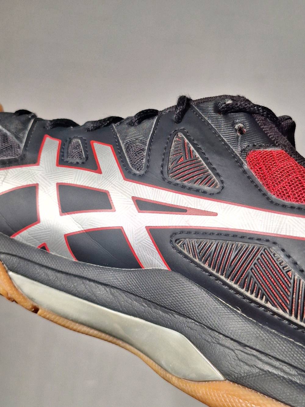 حذاء ASICS GEL-TASK 2 (1071A037) الأصلي

🔹 الموديل: ASICS GEL-TASK 2 (1071A037)
🔹 اللون: أسود / أحمر (Black / Classic Red)
🔹 سنة إصدار الموديل: 2019
🔹 المقاس: EU 46 / US 11.5 / 29 سم

الحالة:
✅ أصلي 100%
✅ مستعمل استعمالاً خفيفاً جداً
✅ الحالة ممتازة (8.5–9/10)
✅ النعل بحالة ممتازة مع تآكل بسيط جداً في الكعب
✅ الجزء العلوي نظيف وخالٍ من التمزقات أو التشققات
✅ تم تنظيف الحذاء وتعقيمه وإزالة الروائح
✅ يأتي مع الرباط الأصلي

المميزات:
✔ تقنية ASICS GEL لامتصاص الصدمات وتوفير راحة أثناء الحركة.
✔ ثبات ممتاز للحركات الجانبية، مناسب للرياضات داخل الصالات.
✔ نعل مطاطي عالي التماسك ومقاوم للانزلاق.
✔ خامات متينة مع تهوية جيدة وراحة عالية.
✔ مناسب للكرة الطائرة، الريشة، وكرة اليد، ويمكن استخدامه للمشي اليومي أيضاً.


💰 السعر: 70,000 دينار عراقي ( شامل التوصيل )