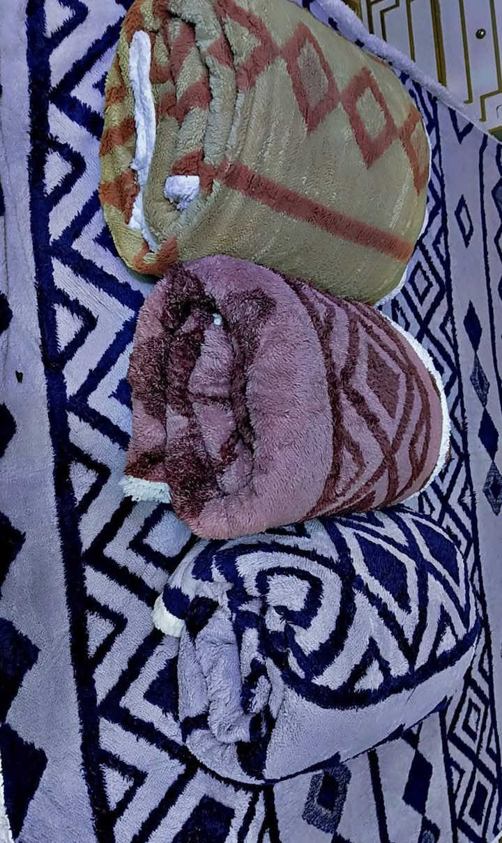 لعشاق التميز.. غطوة بوهيمي وجه فرو ❄️ بـ 16 ألف بس!
​✅ قياس كبير: 200 × 230 سم.
✅ وجهين (نقشة بوهيمية + فرو ناعم).
✅ لمسة من الفخامة لغرفتج بأقل تكلفة.
​السعر: 16,000 دينار ✅
متوفر خدمة توصيل 🚚 سارعي بالحجز!


**إذا كنت صاحب هذا الإعلان وتريد حذفه لأي سبب، رجاءا أرسل رسالة إلى الدعم الفني**