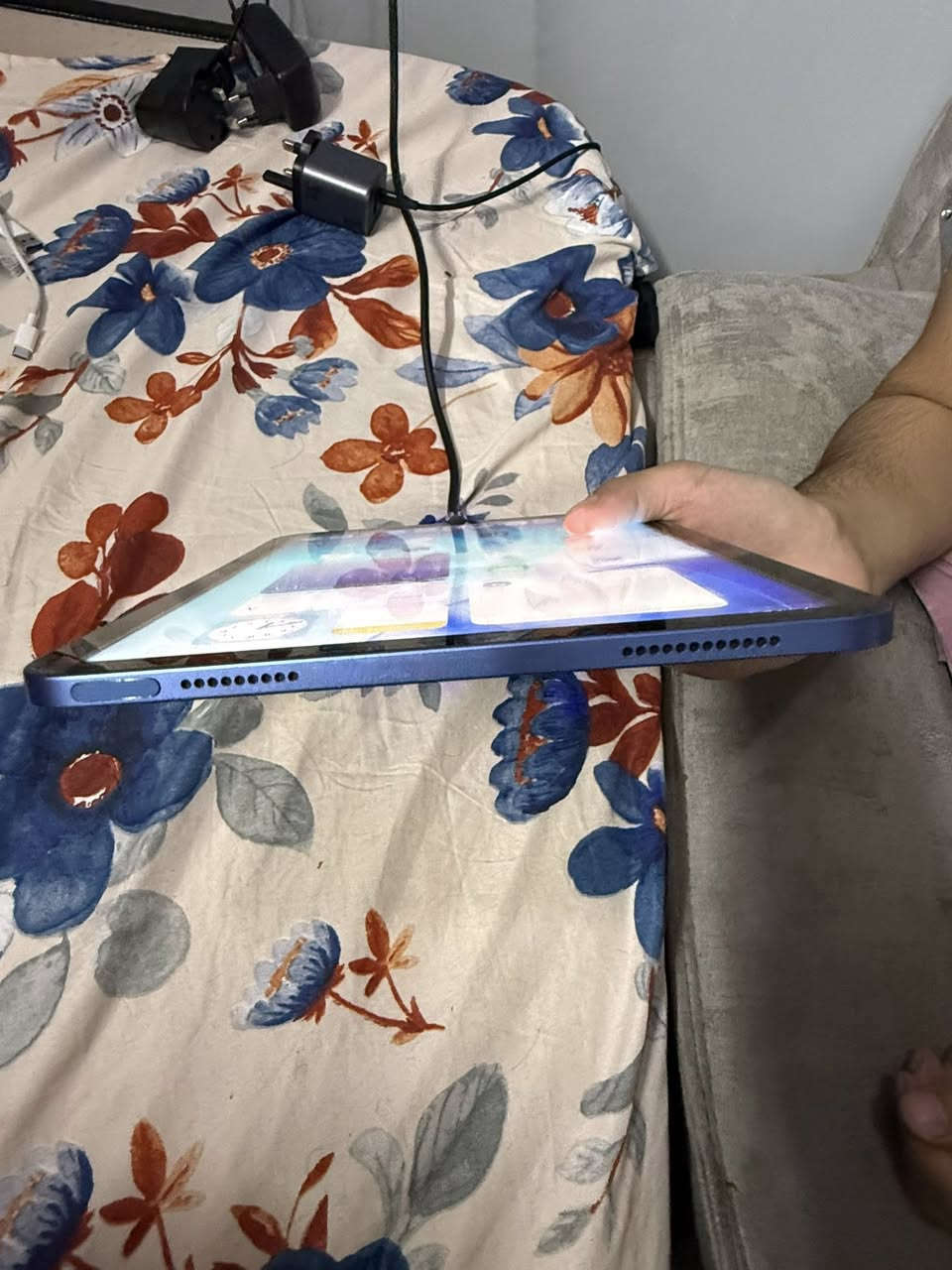 للبيع iPad 10 الجيل العاشر (10th Generation)
🔹 سعة 64GB
🔹 لون أزرق (Blue)
🔹 شاشة 10.9 إنج Liquid Retina
🔹 البطارية 100%
🔹 ما بيه ولا شخط ولا ضربة
🔹 الكارتون الأصلي موجود
🔹 جميع الوظائف شغالة 100%
🔹 الجهاز نظيف جدًا وبحالة ممتازة وجاهز للفحص

💰 السعر: 375 ألف دينار عراقي

📍 الموقع: بغداد - الدورة - حي الشرطة

📞 للتواصل: ***********

الجهاز استخدام شخصي وخفيف ومحافظ عليه بصورة ممتازة، والبيع لعدم الحاجة.
