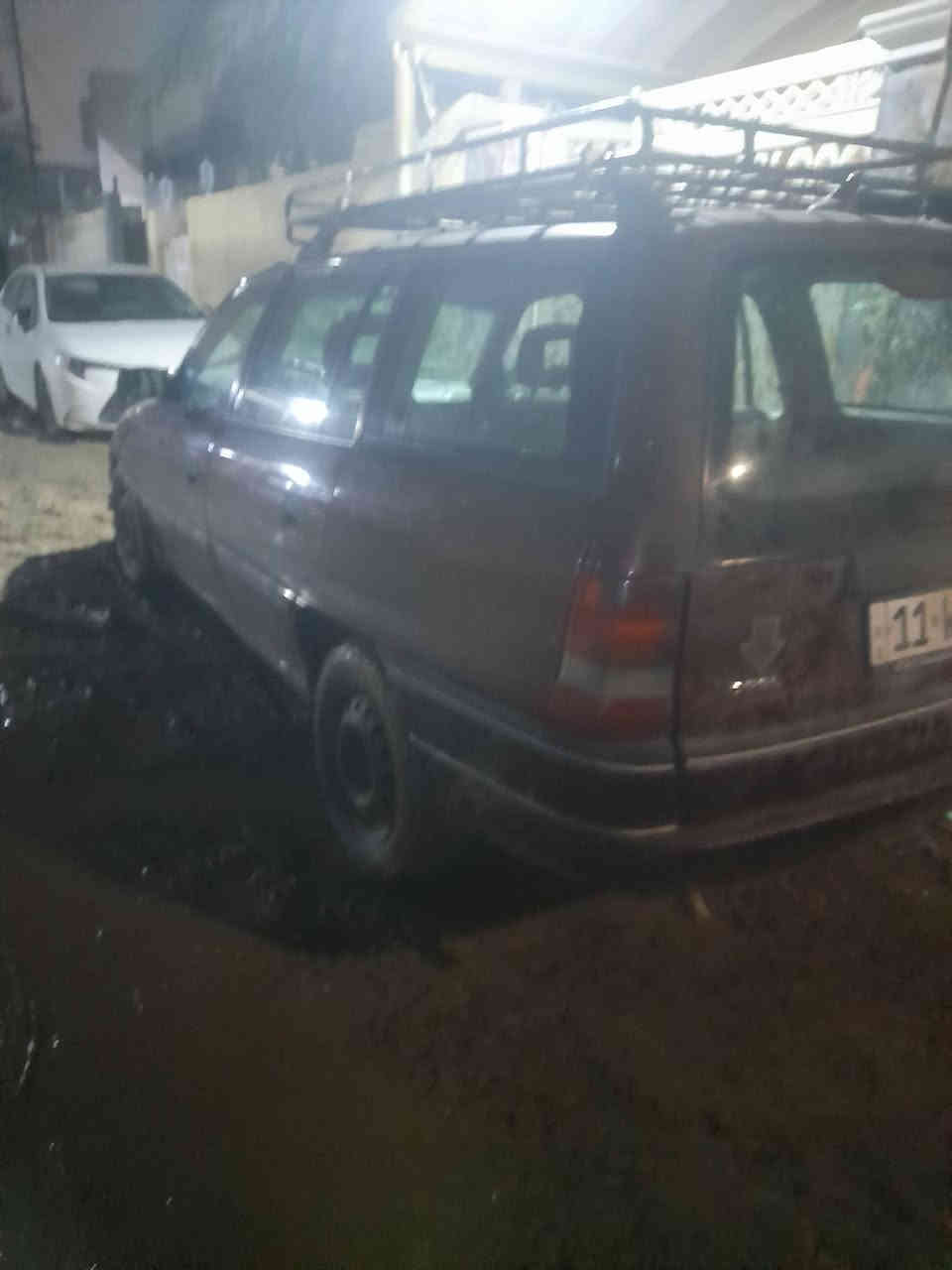 السلام عليكم اوبل استره نضيفه حلوه السياره بلادي تبريد موديل 1994 داخل حلو لون احمر لا ضربه لا كصه السياره جاهزه كهربائية كله شغاله محرك 2000 اوتوماتيك ابطاين جدد دشبوب جديد محرك وكير ابلادي تايرات جدد السياره انشالله ربع ما اذب عليه السياره مصبوغه جراد فقط لجماليه  مكان السياره بغداد ابو غريب حي الشهداء قرب محطه جوهره العدنان *********** السعر 55 وبيه مجال لطيبين
