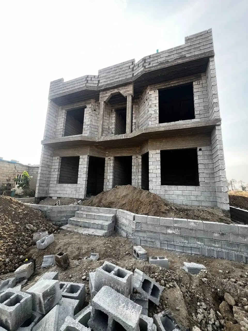 يسر مكتبنا العقاري مكتب العبيدي للمقاولات أن يعلن عن بدء تعاون رسمي مع مهندس مدني المتخصص في تصميم وتنفيذ المشاريع السكنية، حيث سيكون المهندس مشرفًا مباشرًا على الأعمال لضمان الجودة والدقة في التنفيذ.

✅ الإشراف الهندسي على كافة مراحل البناء
✅ تقديم استشارات هندسية مجانية للزبائن الجادين
✅ تصاميم حديثة واستغلال أمثل للمساحات
✅ التزام كامل بالمخططات والمواصفات المتفق عليها

📍للي يريد يبني بثقة ويتعامل مع جهة تضمنله الشغل الصح من البداية للنهاية، احنا جاهزين نستقبل طلباتكم ونربطكم مباشرةً ويا المهندس

📞 للاستفسار أكثر، تواصلوا ويانا على الخاص أو زورونا في مقر المكتب.الواقع في شارع الامير مقابل دكتور قاسم  مكتب نيزك للعقار او الاتصال ع رقم 
***********
‭0786 177 5954‬
#بناء_بثقة #إشراف_هندسي #تصاميم_حديثة #عقارات_بغداد
