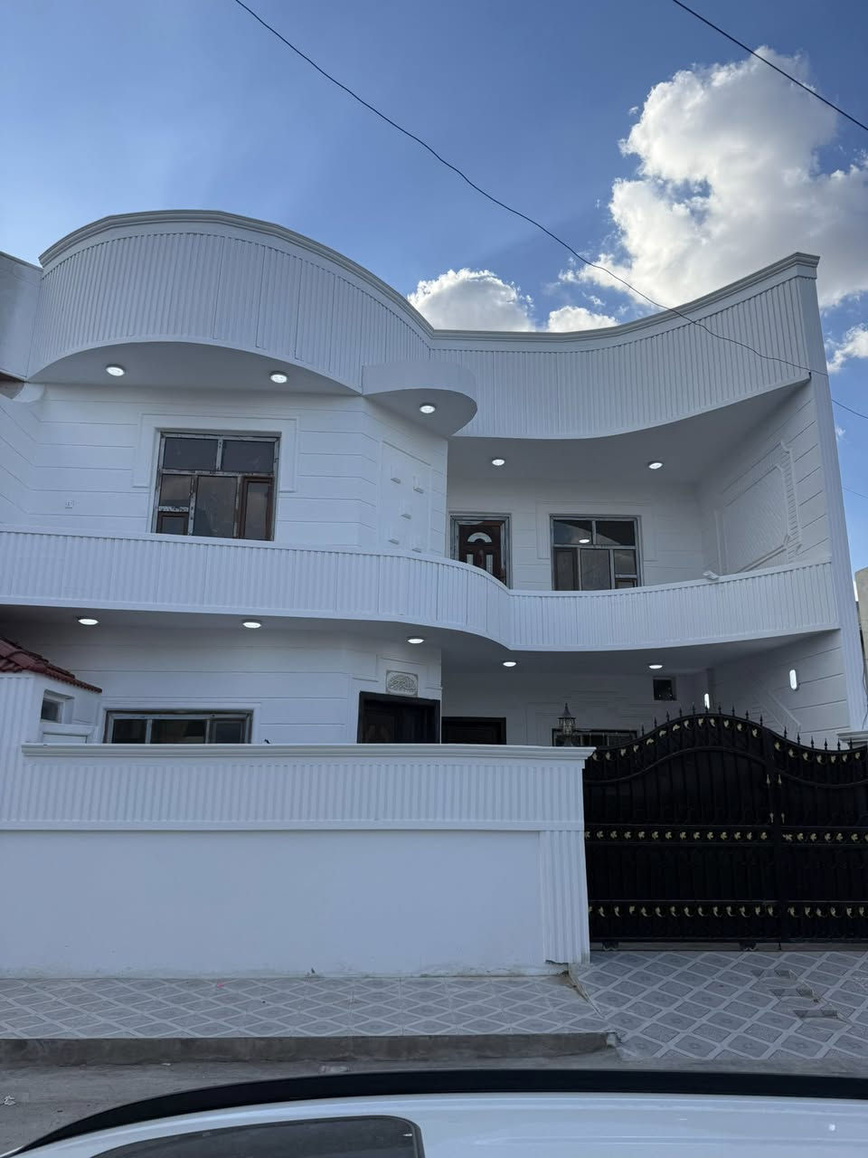 دار للبيع مساحه 140 متر ركن واجها 10 شارع عريض 
موقع مميز حي الجمعيه طابقين ثلاث غرف نوم السعر 165✅
***********
