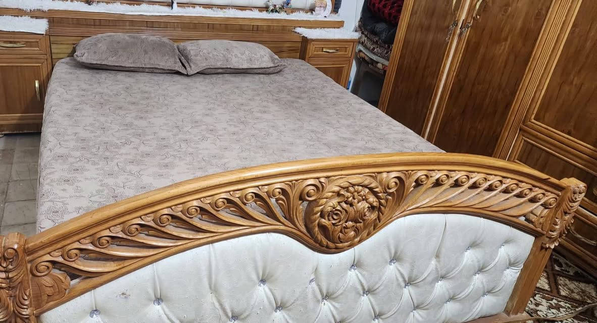 تخت خشب زان للبيع كامل مع كومدينات التخت مخزن جك حديد . نظافة 95 %
اتصل على الرقم ***********  . ***********
