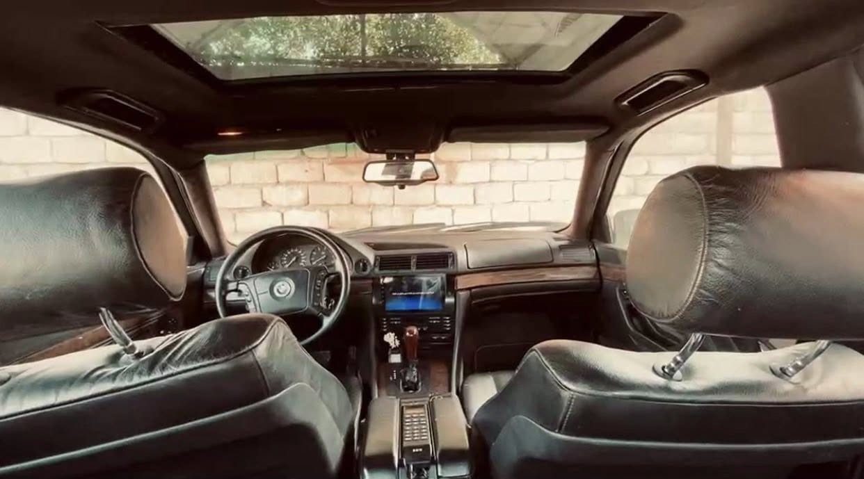 السلام عليكم
BMW
كاسحه موديل 2000
فحص نينوى اخضر شرعي موجود 
محرك 744
فول تدفئه تبريد 
السعر 37 بيها مجال
***********وتساب
