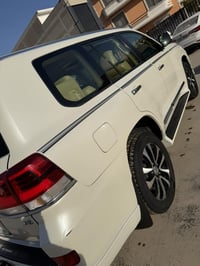 لاندكروز ٢٠١٧ محرك ٦ سلندر  ماشيه ١٥٧  فوول مواصفات  مكفوله من الصبغ ف...