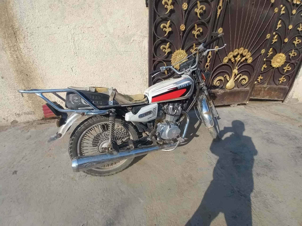 السلام عليكم دراجه تايكر للبيع كامله اوراق نضيفه بس يرادله ترتيب السعر ٣٠٠ بيه مجال للإستفسار ***********  مكان الحصوه غير متواجد على الفيس الاتصال على الرقم فقط
