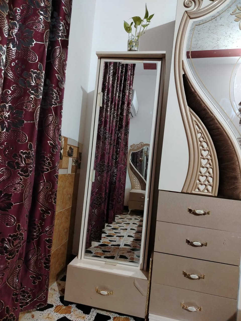 للبيع ١١ قطع غرفه نوم تركي سعر ٧٥٠ وبيه مجال ع خاص 
مكانه كرمه
*********** للاستفسار
