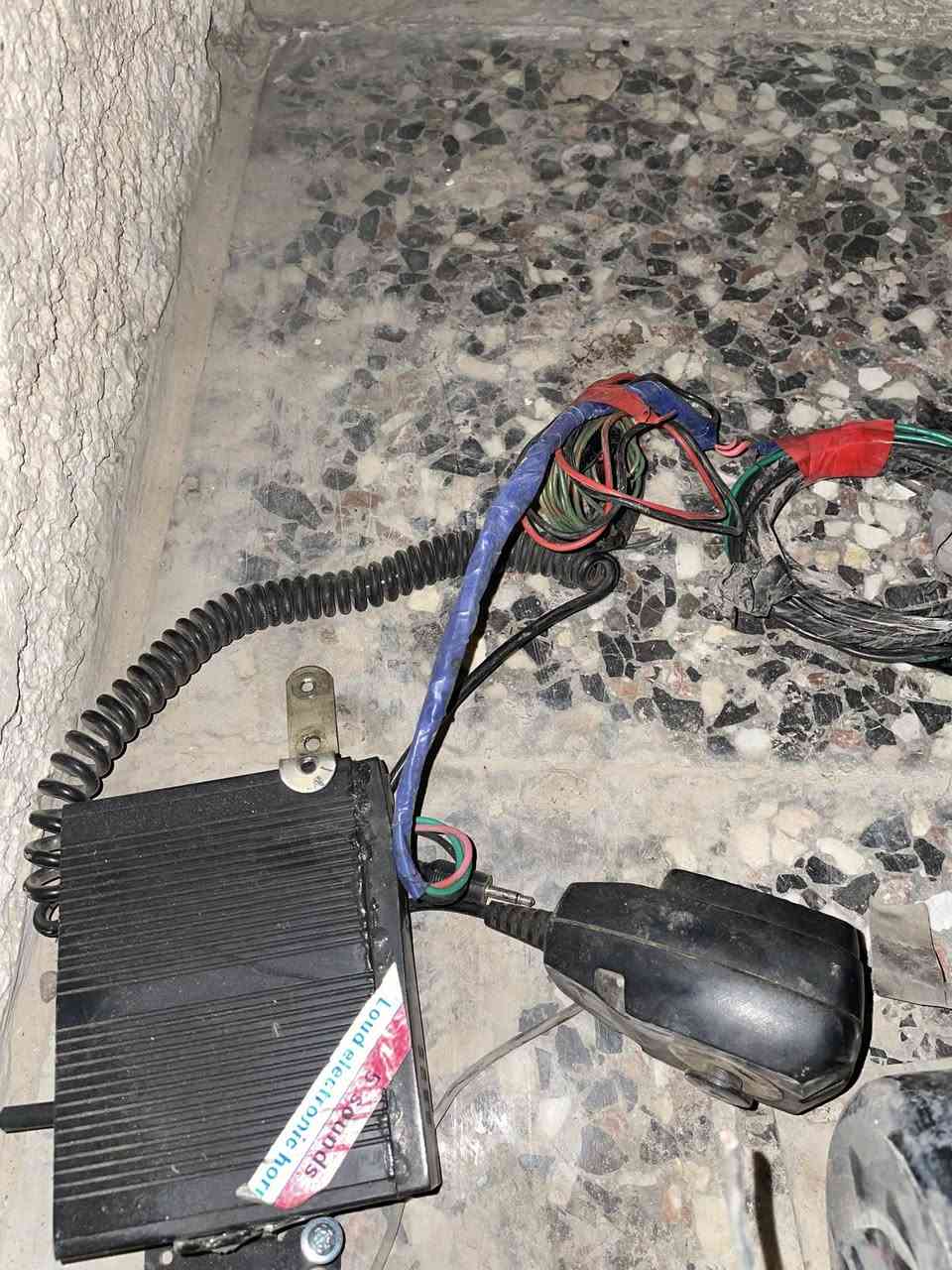 السلام عليكم
حاكيه وصفاره جهاز كامل امريكي اصلي 
بي هواي حركات للبيع سعرها ١٠٠ الف 
*********** مكاني بغداد حي الاعلام
