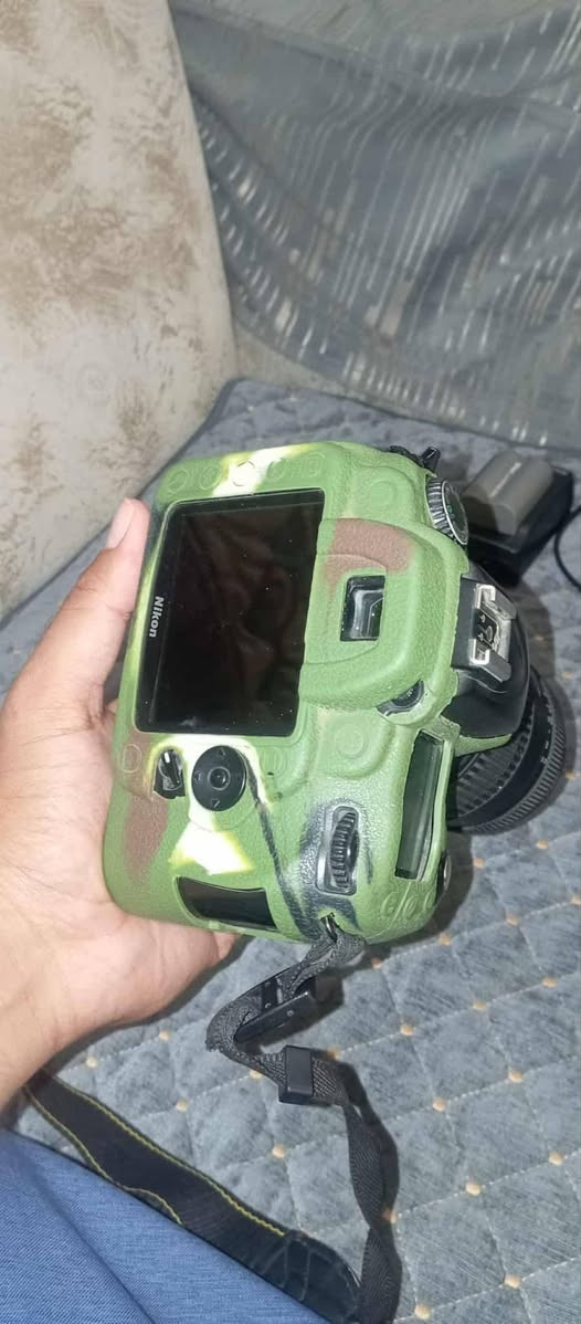 السلام عليكم كامره نيكون D90 جاهزه مع ملحقاتها 
شاحنة دبل بطارية 🔋 حزام كتف عدسات عدد2 
السعر 300 وبيها مجال للستفسار :***********
المكان واسط النعمانية
