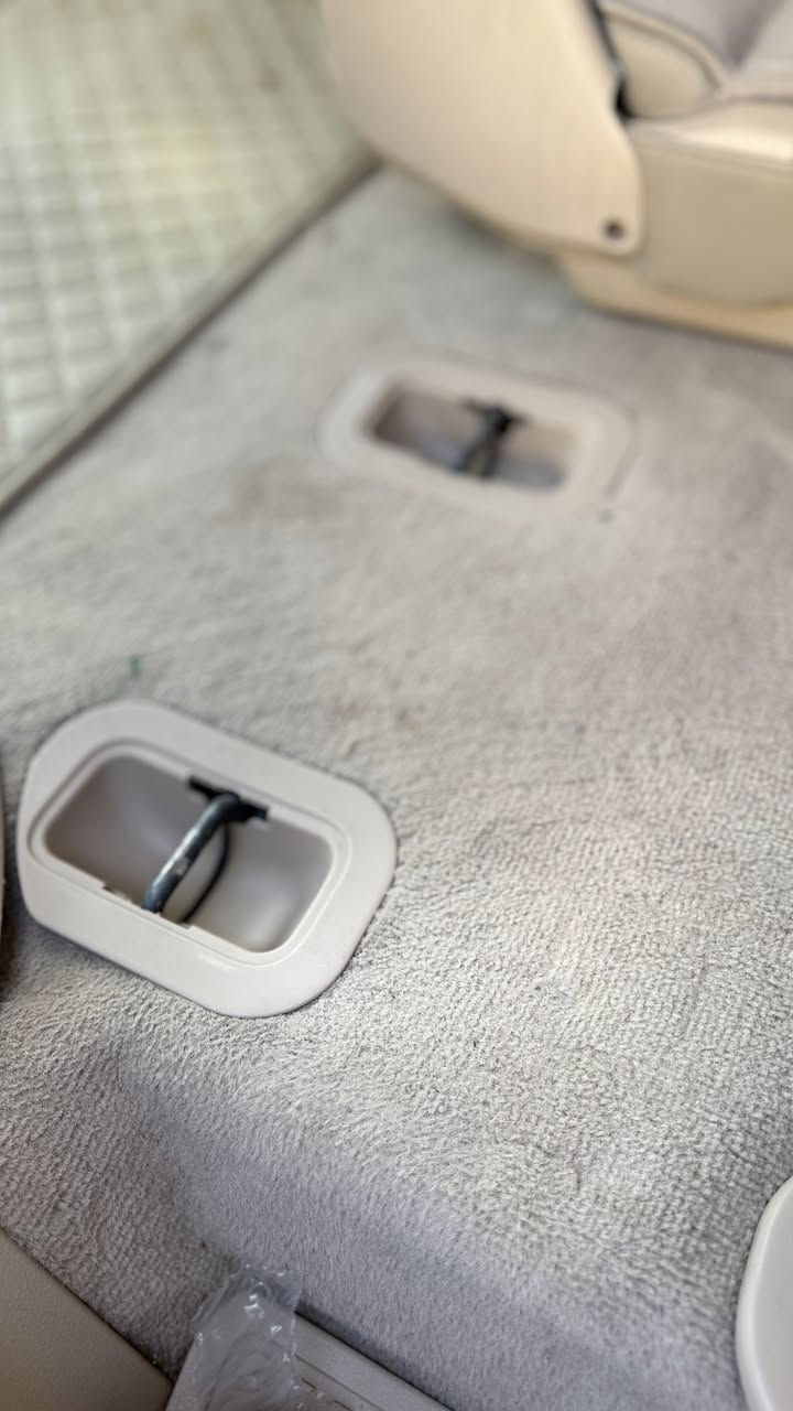 . السلام عليكم من بعد اذن الادمن 
لاندگروز 2014 جيهان اربيليه 
السياره ما اسولف واتعب بالنظافه گدامك مصورها 
فول مواصفات  بصمتين . فتحة سقف . تشغيل عن بعد .كشن سايق كهربائي . حساسات . شفط مري . ترحيب . رفع جام مع القفل . الخخ ….   
تخم تاير جديد 
سياره تركب وتطلع مابيها اي نقص 
السياره مكفوله كفاله گشر ضربه بارد صبغ ، فقط الجنطه الي موضح بالصوره مخليلك دائره حول الضرر 
محرك وگير شرط كفاله 
سياره على ايدي  ماشيه 220 
مكانها بابل الشوملي 
السعر 370 وبيها مجال بسيط  بسيط حيل للشراي . 
***********
