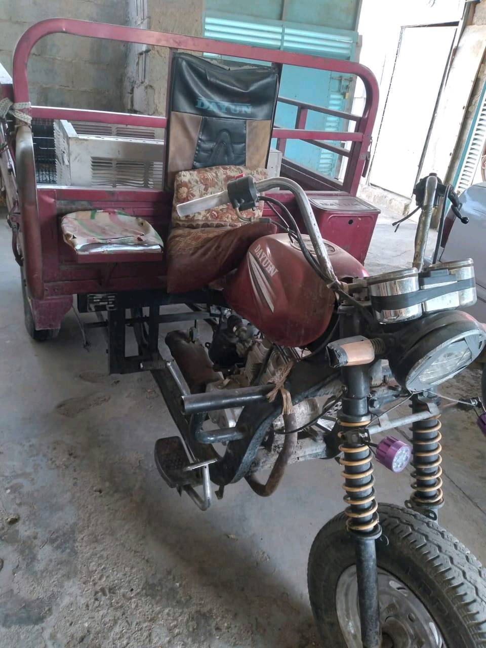 
للبيع دراجة ثلاثية العجلات من نوع Dayun، مثالية لنقل البضائع والأغراض الثقيلة. المحرك بحالة جيدة ويوفر أداءً قويًا وموثوقًا. الدراجة مصممة بشكل يتيح قيادة مريحة حتى في الشوارع الضيقة. جاهزة للمعاينة فورًا.