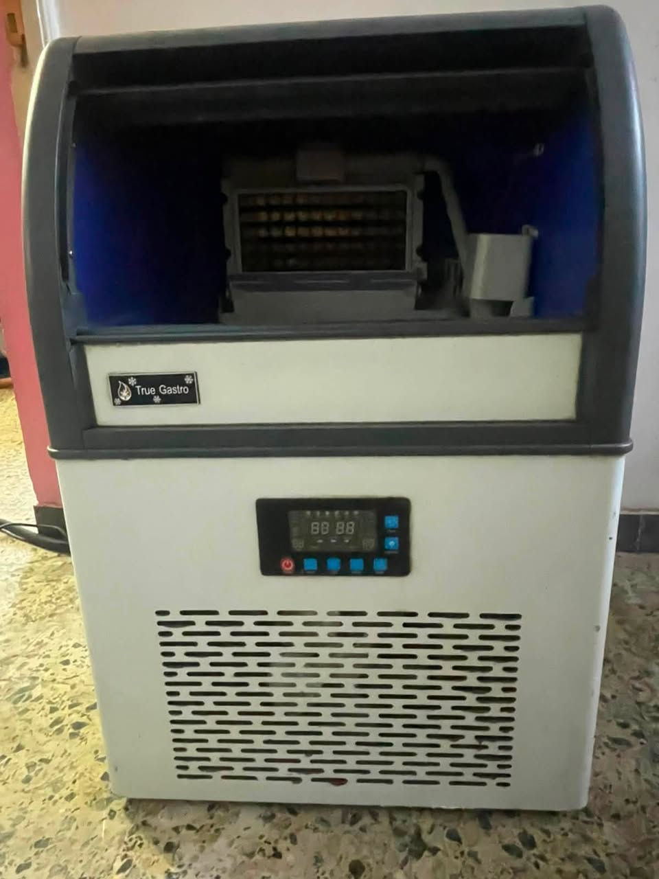 🧊 للبيع صانعة ثلج احترافية (Ice Maker)
الطاقة الانتاجية 40 كغم في اليوم 
✅ إنتاج سريع للثلج.
✅ مناسبة للمطاعم، الكافيهات، العصائر، والفنادق.
✅ تشغيل سهل مع شاشة تحكم رقمية.
✅ بحالة جيدة جداً  وجاهزة للعمل.

📍الموقع: بغداد
***********
📞 للاستفسار والسعر يرجى التواصل على الخاص أو الاتصال
