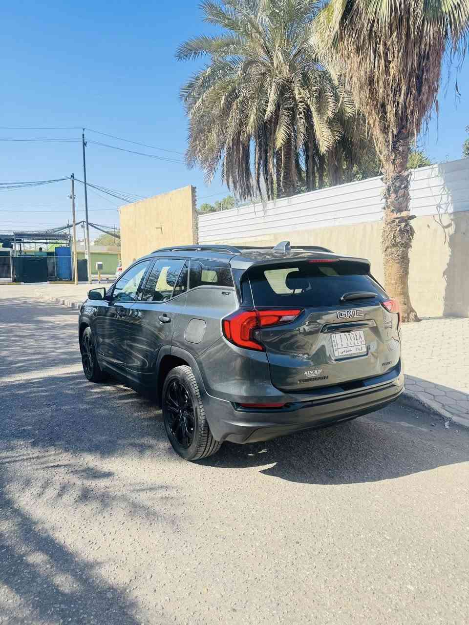 السلام عليكم GMC تيران 2021 فول مواصفات  
مواصفات الدينالي بس محرك 1500 تيربو 🚀 
بلاك توب
فتحة سقف بانوراما
بصمة تشغيل وابواب 4
جنطة كهرباء جكات وشفط
كشنات جلد مع تدفئة وتبريد كشن 
كراسي كهرباء السايق والعبري
سماعات بوز انفنتي مع دمام 🔊 
ويل كب 20 اسود
رادار امامي وجانبي وخلفي
كامرة دوارة 360 درجة مع حساس خلفي
فور ويل 4/4 
رقم كربلاء بأسمي تحويل مباشر
محرك وكير وتبريد وتخم تاير وحدادية كلة جديد وجاهزة من كل النواحي
حادثهة نص جاملغ امامي وربع البنيد بدون اي دواخل شاصي ولغد وراديترات كلة بلادي فقط قطعتين
عنوان السيارة كربلاء
السعر 168 وقابل للتفاوض
للأستفسار ***********
