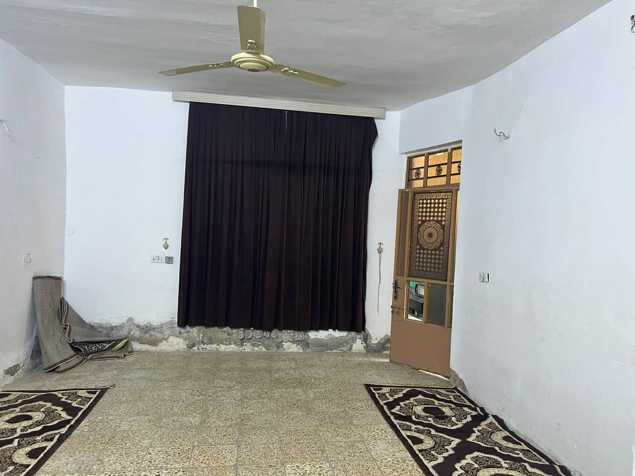 السلام عليكم بيت المساحه 250 متر بي غرفتين وصاله جبيره مناور ثنين واحد مطبخ حار غرف ثنين صاله جبيره استقبال 7×5 كراج يصير قطعه وحده طابق واحد مكانه البلديات ملحق المعسكر خدمات جديده ماء جديد وداخل للمنطقه تبليط وخدمات *********** سعر80
