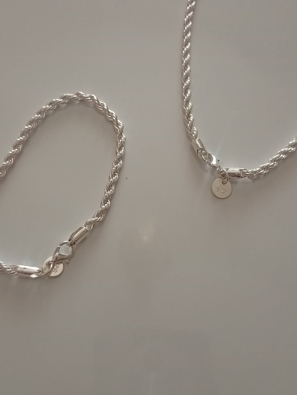 سوار وزنجيل فضه جديد غير مستخدم مختوم 925 وزن 25
متوفر توصيل


**إذا كنت صاحب هذا الإعلان وتريد حذفه لأي سبب، رجاءا أرسل رسالة إلى الدعم الفني**