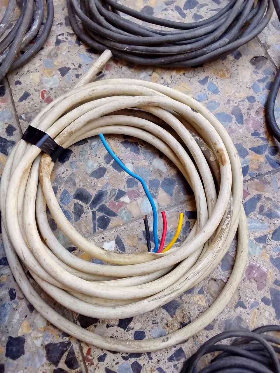 كيبلات مستعمله للبيع 2*2 طول 24متر.قطعه واحده .....و 9 متر. قطعه ......و 5متر قطعه    .......وكيبل ابيض  4*4 بطول 8ونص متر......العنوان الاعلام هاتف***********
